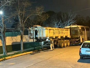 Al menos 18 Carabineros resultaron con lesiones tras colisión de bus policial con remolque de camión en Lo Espejo