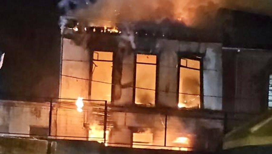 Incendio arrasó con una vivienda de tres pisos en el barrio Puerto de Valparaíso: hogar de adultos mayores debió ser evacuado