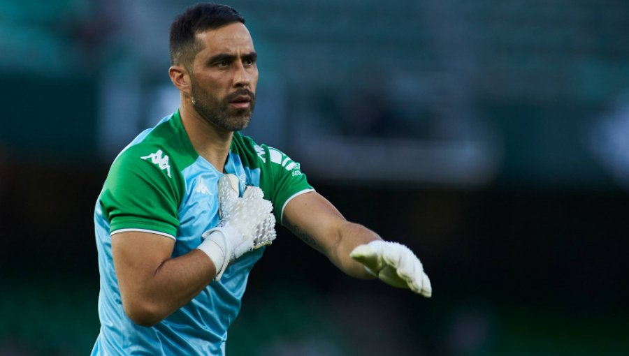 Portero español del Betis: ''Claudio Bravo dejó un legado muy grande en el Betis, un mentor, un masterclass"