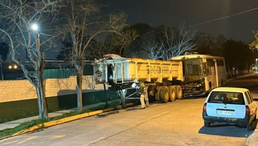 Al menos 18 Carabineros resultaron con lesiones tras colisión de bus policial con remolque de camión en Lo Espejo