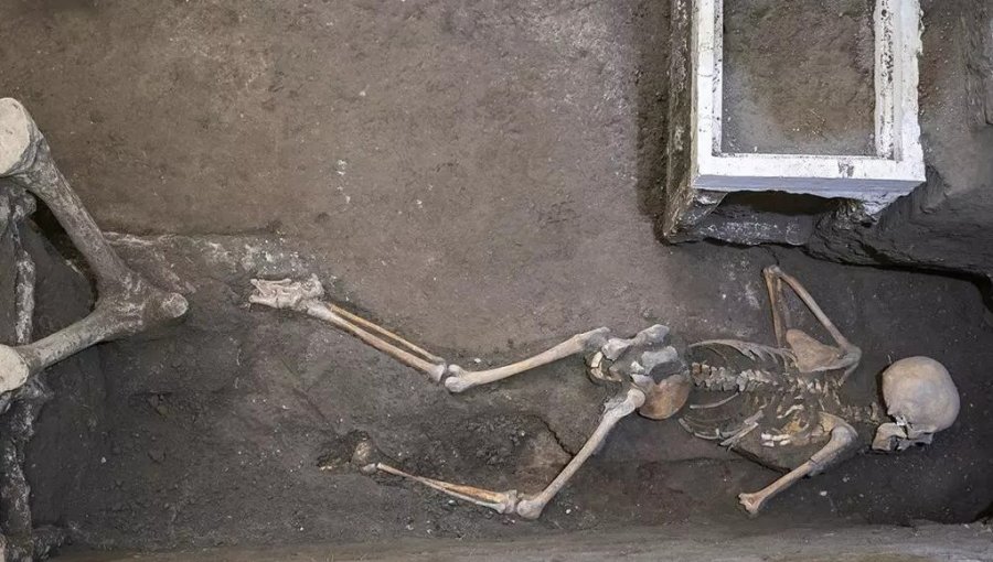 Encuentran en Pompeya los restos de una pareja víctima de la erupción del Vesubio con un "pequeño tesoro"