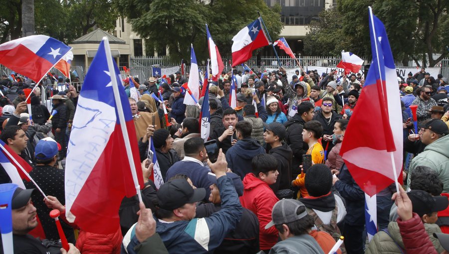 Cerca de mil personas se manifestaron en las afueras del Congreso para protestar contra proyecto que prohibía las carreras de galgos