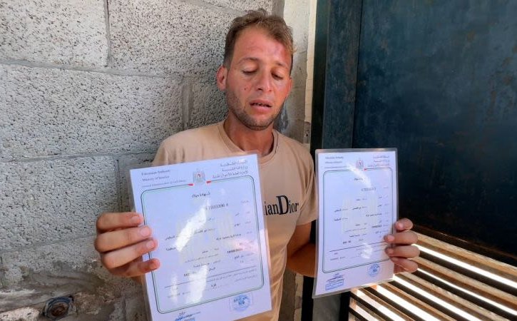 Gemelos murieron por bombardeo israelí en Gaza mientras su padre recogía sus certificados de nacimiento