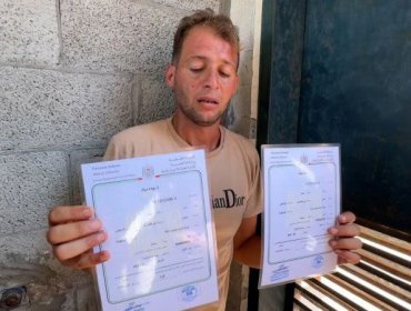 Gemelos murieron por bombardeo israelí en Gaza mientras su padre recogía sus certificados de nacimiento