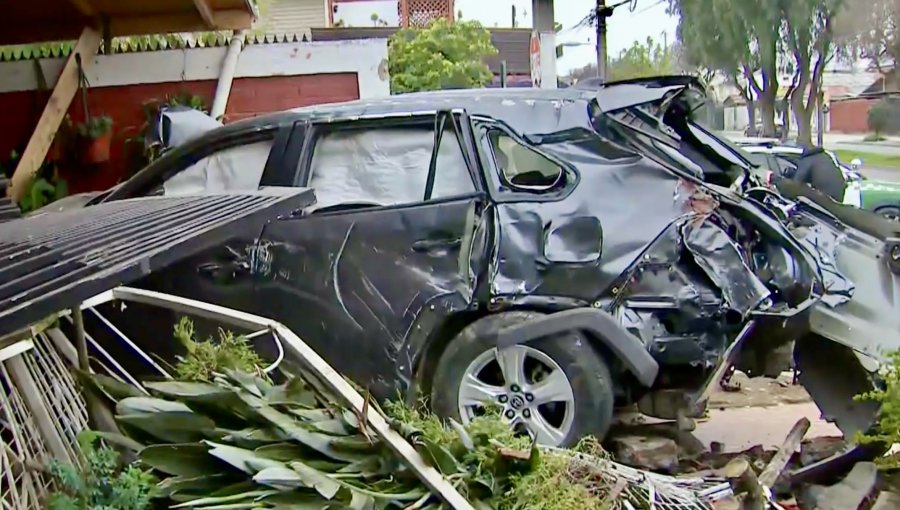 Delincuentes que a toda velocidad escapaban de un asalto en auto robado chocaron contra la reja de una casa en Maipú