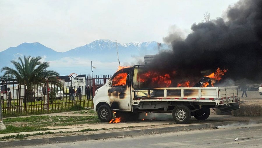 Una decena de vehículos quemados y rutas cortadas tras asalto armado a empresa de transporte de valores en Rancagua