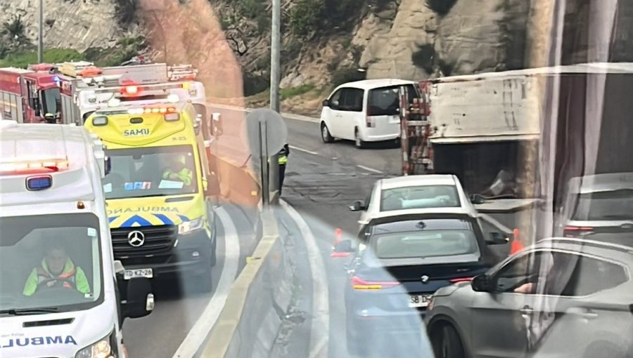 Alta congestión vehicular genera volcamiento de camión en ruta Las Palmas en dirección a Viña del Mar