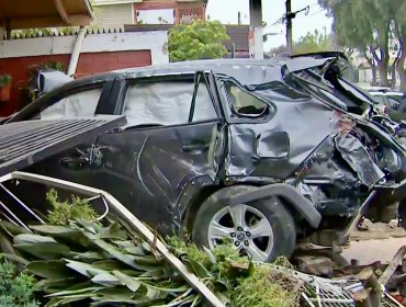 Delincuentes que a toda velocidad escapaban de un asalto en auto robado chocaron contra la reja de una casa en Maipú