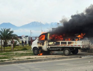 Una decena de vehículos quemados y rutas cortadas tras asalto armado a empresa de transporte de valores en Rancagua