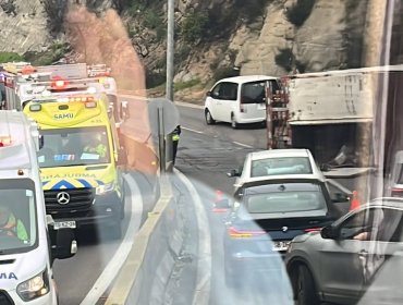 Alta congestión vehicular genera volcamiento de camión en ruta Las Palmas en dirección a Viña del Mar