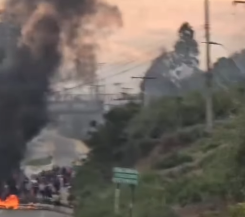 Barricadas cortan el tránsito en el acceso a Viña del Mar por variante Agua Santa