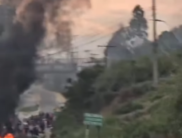 Barricadas cortan el tránsito en el acceso a Viña del Mar por variante Agua Santa