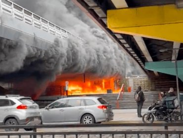 Violento incendio en cercanías de la estación del Metro en Escuela Militar