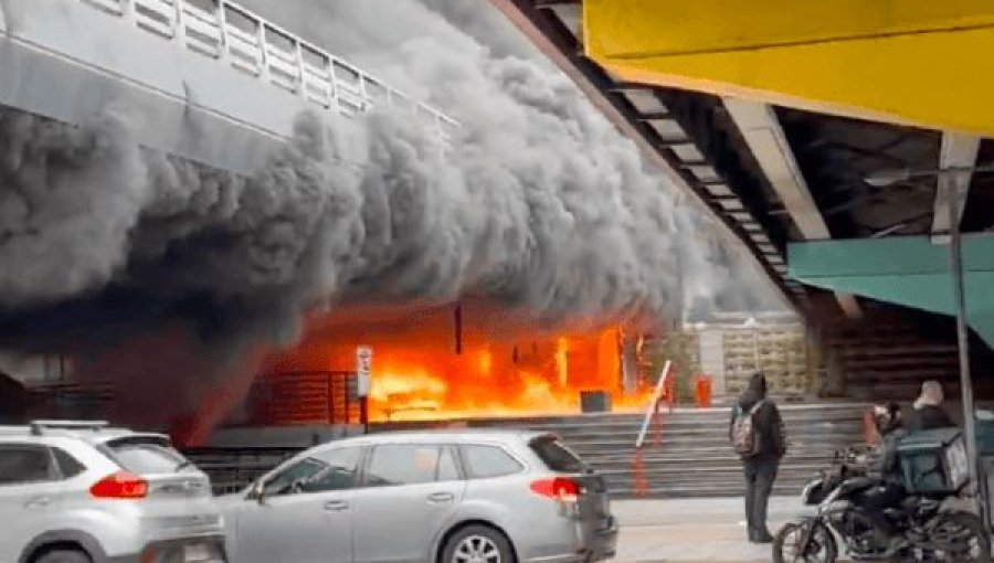 Violento incendio en cercanías de la estación del Metro en Escuela Militar