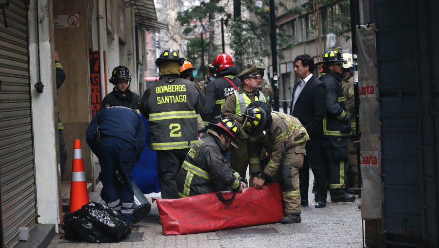 Encuentran cuerpo de adulta mayor al interior de departamento en Santiago en medio de operativo por emergencia química