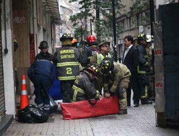 Encuentran cuerpo de adulta mayor al interior de departamento en Santiago en medio de operativo por emergencia química