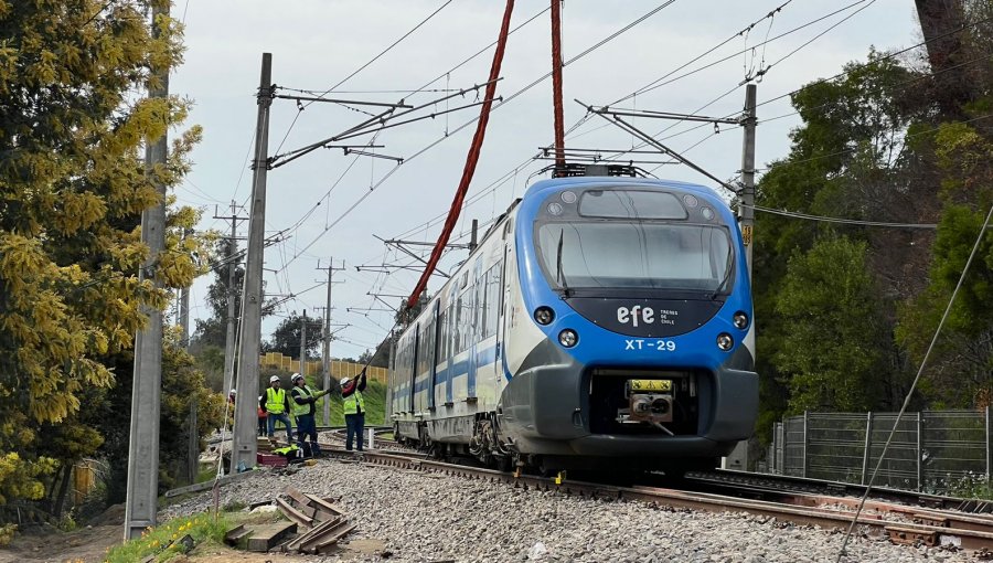 Caos en Tren Limache - Puerto por construcción de estación Valencia: grúa tuvo que levantar el convoy afectado por desrielo