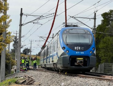 Caos en Tren Limache - Puerto por construcción de estación Valencia: grúa tuvo que levantar el convoy afectado por desrielo