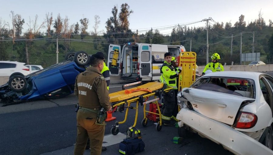 Colisión entre dos automóviles termina con uno de ellos volcado en el Troncal Sur: accidente generó kilométrico taco en Quilpué