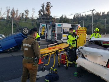 Colisión entre dos automóviles termina con uno de ellos volcado en el Troncal Sur: accidente generó kilométrico taco en Quilpué