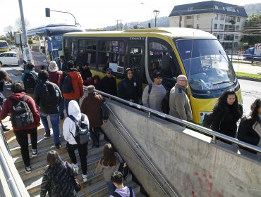 Caos en estaciones de Viña y Quilpué debido a largas esperas para tomar buses de acercamiento tras desrielo en sector Valencia