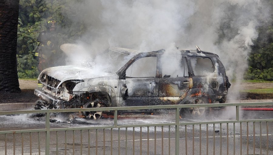 Motocicleta y automóvil se incendiaron tras accidente en la Av. Borgoño en dirección a Reñaca