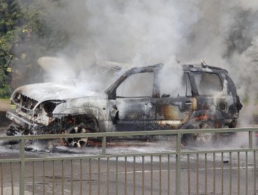 Motocicleta y automóvil se incendiaron tras accidente en la Av. Borgoño en dirección a Reñaca