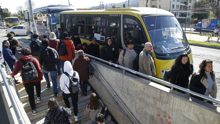 Caos en estaciones de Viña y Quilpué debido a largas esperas para tomar buses de acercamiento tras desrielo en sector Valencia