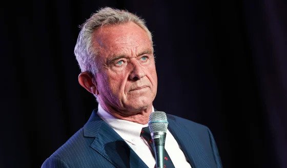 Robert F. Kennedy Jr. suspende su campaña a la presidencia de EE.UU. y respalda a Donald Trump