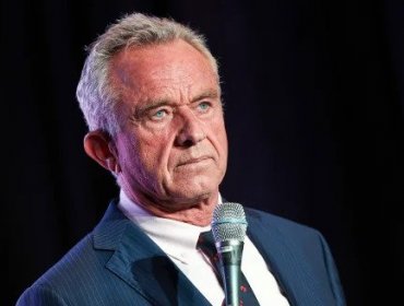 Robert F. Kennedy Jr. suspende su campaña a la presidencia de EE.UU. y respalda a Donald Trump