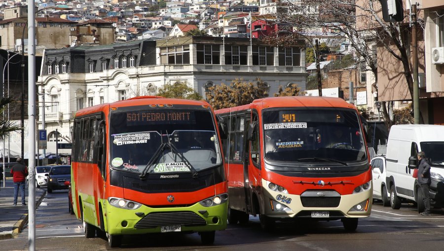 Ministro de Transportes presentó lineamientos de licitación en el Gran Valparaíso, hizo "mea culpa" y fijó fecha para buses eléctricos