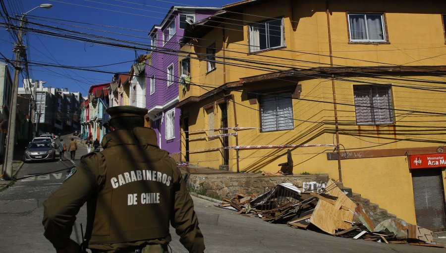 Retomaron labores de extracción del hombre fallecido tras colapso estructural en casa del cerro Barón de Valparaíso