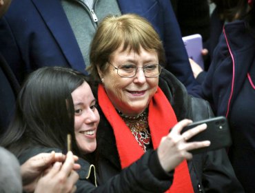 Michelle Bachelet prepara sesión de fotos con candidatos del oficialismo y la DC