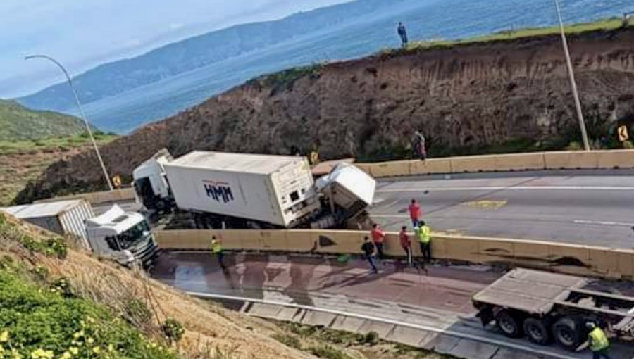 Falla en el sistema de frenos habría provocado colisión múltiple en el camino La Pólvora de Valparaíso: conductor saltó de la cabina