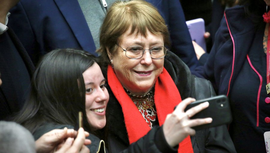 Michelle Bachelet prepara sesión de fotos con candidatos del oficialismo y la DC