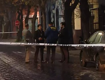 Funcionario de la PDI se defiende a balazos de tres delincuentes que intentaron asaltarlo en el centro de Santiago