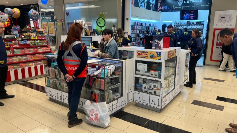 Incautan decenas de productos Apple falsos en Mall del Centro de Concepción