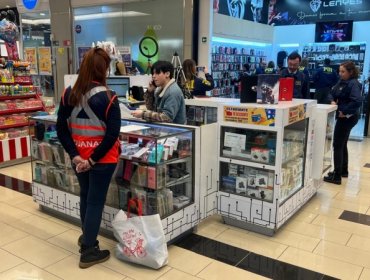 Incautan decenas de productos Apple falsos en Mall del Centro de Concepción