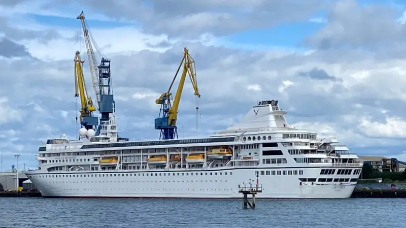 El lujoso crucero que iba a dar la vuelta al mundo en 3 años y lleva tres meses varado en Irlanda del Norte