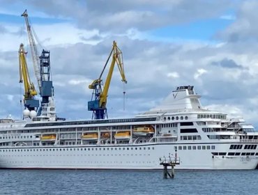 El lujoso crucero que iba a dar la vuelta al mundo en 3 años y lleva tres meses varado en Irlanda del Norte