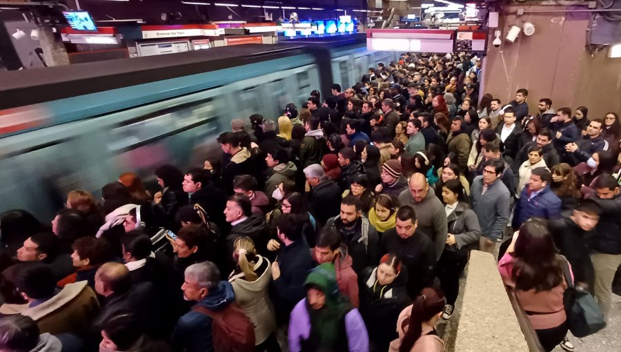 Metro de Santiago transportó 54,7 millones de personas en julio de 2024, alcanzando un alza de 10,3%