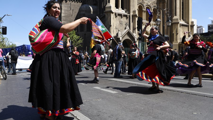 Proponen crear 16 feriados regionales y eliminar el del 12 de octubre