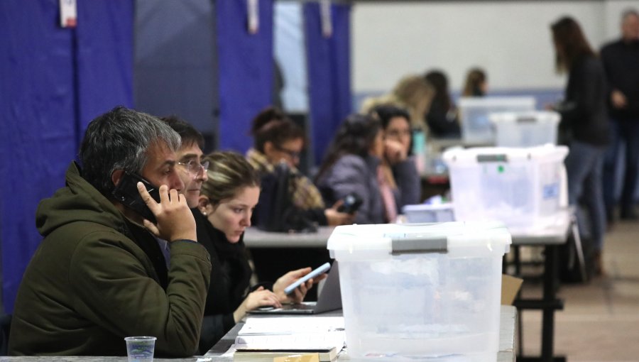 Los "coresaurios" de Valparaíso: Quiénes son los políticos de larga trayectoria que buscan "renovar" el Consejo Regional