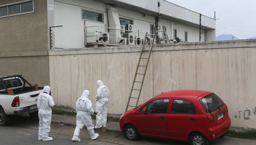 Reformalizan a dos detenidos por robo a Brinks en Rancagua tras hallazgo de un arma y miguelitos enterrados en su vivienda