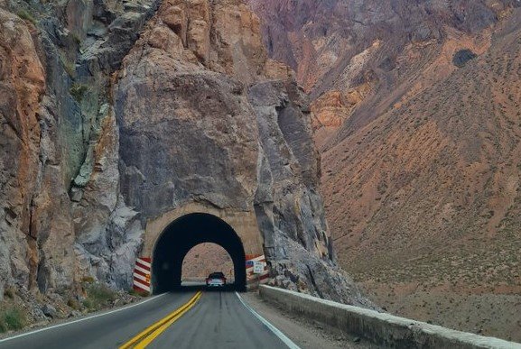 Camión desbarrancó y luego se incendió en Ruta Internacional que une Mendoza con Los Andes