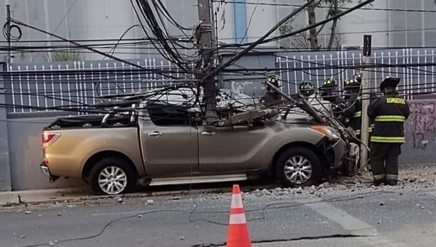 Accidente en Quillota: Camioneta quedó bajo un poste al frente de ex Fabrica Said