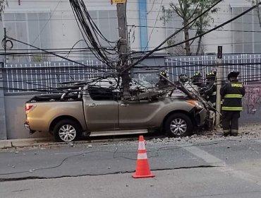 Accidente en Quillota: Camioneta quedó bajo un poste al frente de ex Fabrica Said