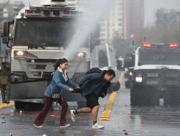 Metro restablece servicio completo tras desórdenes en el centro de Santiago