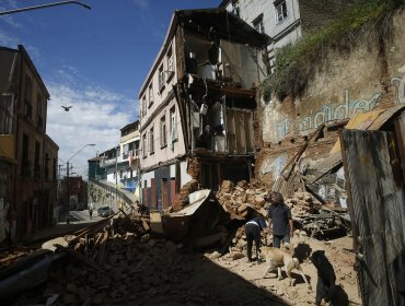 Impactante derrumbe afectó a vivienda del cerro Toro de Valparaíso: no hubo lesionados