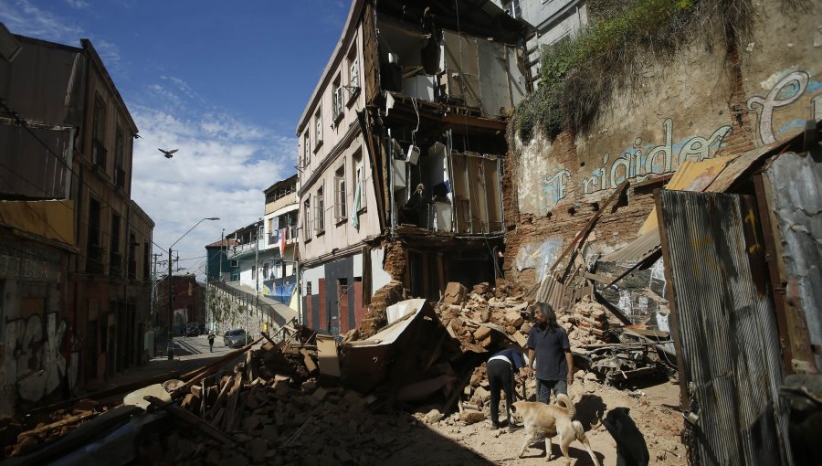 Impactante derrumbe afectó a vivienda del cerro Toro de Valparaíso: no hubo lesionados